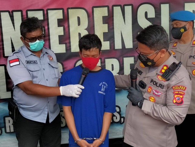 Kapolres Cirebon Kota AKBP M. Fahri Siregar memeriksa pemuda yang mencuri uang mantan majikannya dan digunakan untuk trading.(Juan)