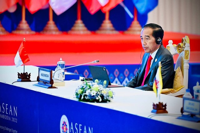 Presiden Jokowi saat menyampaikan pengantar dalam sidang Pleno KTT ASEAN ke-40 di Phnom Penh, Kamboja, Jumat (11/11/2022). Foto: Laily Rachev/Biro Pers Sekretariat Presiden