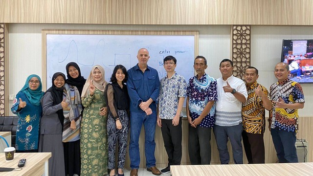 Foto Bersama Dr. Edward Rubesch beserta seluruh pengajar yang ada di program studi Manajemen dan Bisnis