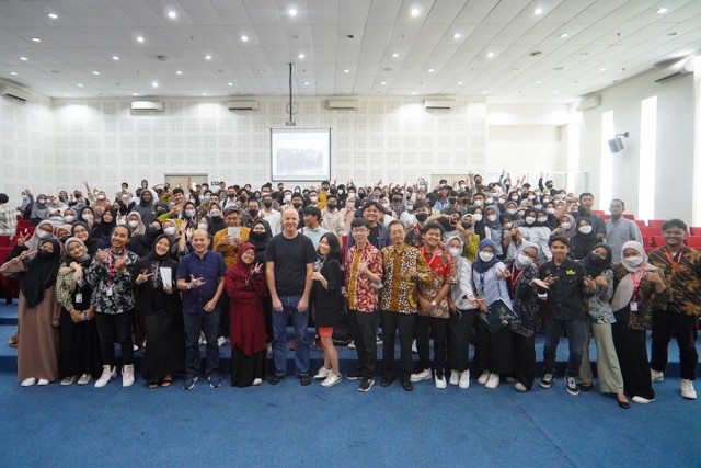 Foto Bersama dengan seluruh peserta seminar