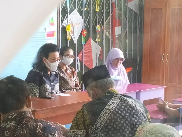 Gusti Kanjeng Ratu (GKR) Hemas saat berkunjung ke SD Muhammadiyah Gunungkidul yang atapnya ambruk timpa siswa. Foto: erfanto/Tugu Jogja