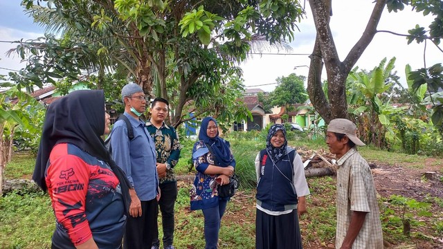 kTim Kemensos saat mendatangi kediaman Suwito. | Foto: Sinta Yuliana/Lampung Geh