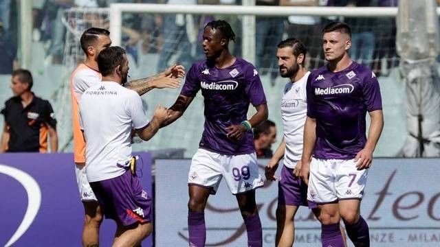 Pemain Fiorentina Cristian Kouame merayakan gol pertama mereka bersama rekan setim saat hadapi Juventus di Stadion Artemio Franchi, Florence, Italia, Sabtu (3/9/2022). Foto: Ciro De Luca/REUTERS