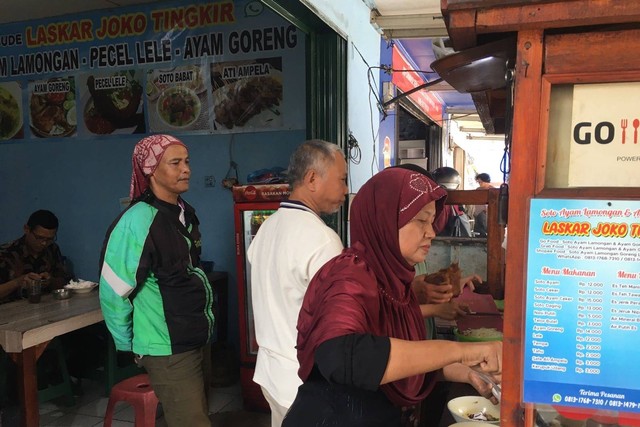 Suasana di warung makan 'Soto Ayam dan Pecel Lele Joko Tingkir' milik Djunaedi di Depok. Foto: Ainun Nabila/kumparan