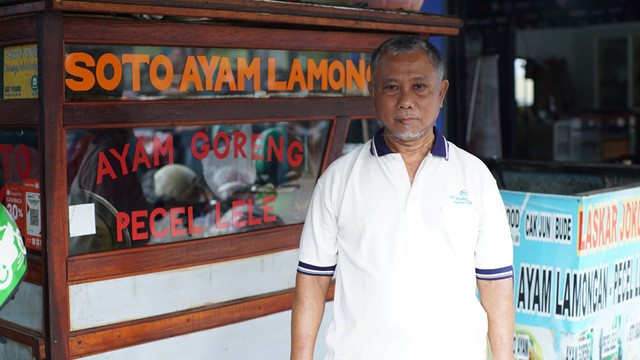 Djunaedi, pengusaha 'Soto Ayam dan Pecel Lele Joko Tingkir' di Depok. Foto: Rusli/kumparan