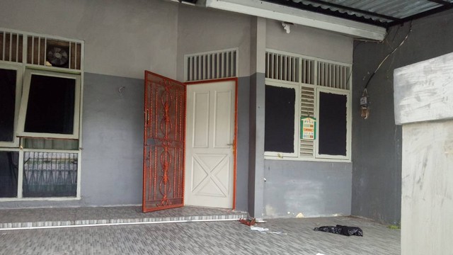 Kondisi terkini rumah yang semua penghuninya ditemukan tewas membusuk di Jl. Taman Asri 3, RT.9/RW.4, Kalideres, Jakarta Barat, Jumat (11/11/2022). Foto: Ananta Erlangga/kumparan