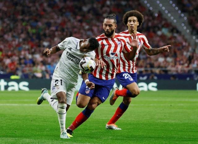 Rodrygo Real Madrid beraksi dengan Felipe Atletico Madrid saat pertandingan di Metropolitano, Madrid, Spanyol. Foto: Susana Vera/Reuters