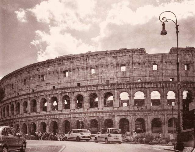 Jalan Raya Kota Roma yang bersisian dengan Colosseum - Musim Gugur 2017 (Koleksi Foto Pribadi)