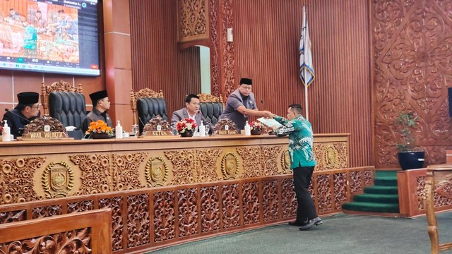 Anggota DPRD Kota Depok menyerahkan hasil audiensi dengan orang tua siswa SDN Pondok Cina 1 pada rapat paripurna DPRD Kota Depok.