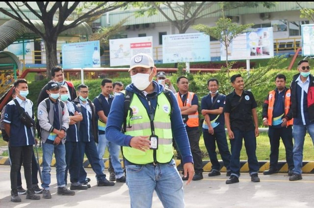 Humas Pengurus Pusat Serikat Pekerja AQUA Grup (SPAG) Solok Fuad Zaki bersama puluhan pekerja saat melakukan mogok kerja di Kabupaten Solok, (10/10/2022). Dokumentasi: Serikat Pekerja AQUA Grup Solok. 