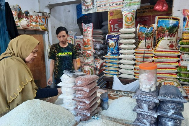 Pedagang beras di PD Pasar Kramat Jati Jaya, Jakarta Timur. Foto: Alfadillah/kumparan