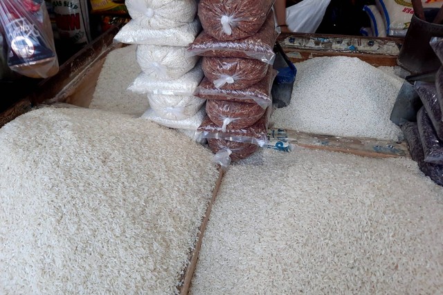 Pedagang beras di PD Pasar Kramat Jati Jaya, Jakarta Timur. Foto: Alfadillah/kumparan