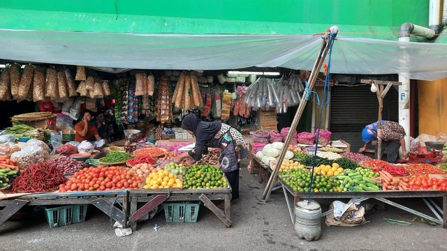 Pedagang cabai dan sayur di PD Pasar Kramat Jati Jaya, Jakarta. Timur. Foto: Alfadillah/kumparan