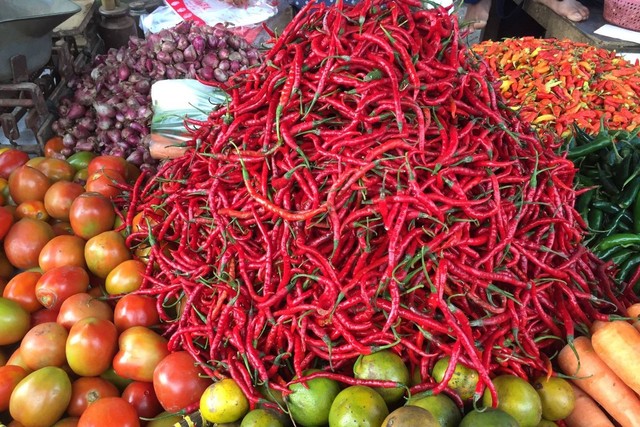 Pedagang cabai dan sayur di PD Pasar Kramat Jati Jaya, Jakarta. Timur. Foto: Alfadillah/kumparan