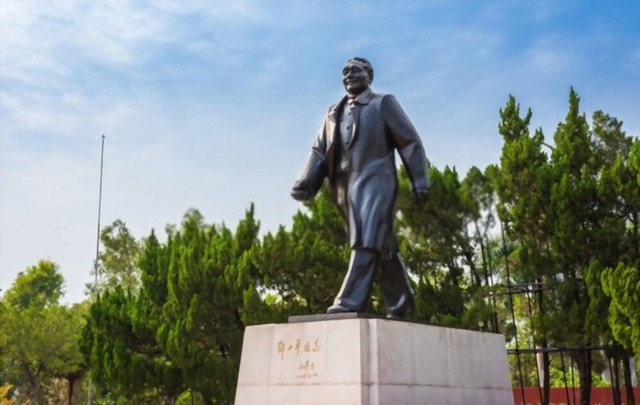 Patung Deng Xiaoping, Sumber: Shutterstock.com