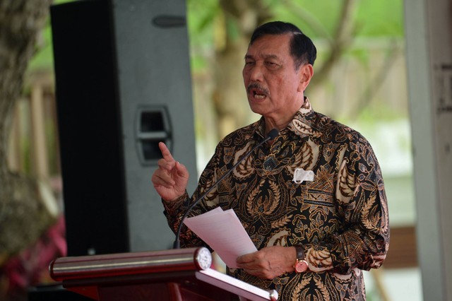 Menteri Koordinator Bidang Kemaritiman dan Investasi Luhut Binsar Pandjaitan menyampaikan sambutan pada peresmian Pembangkit Listrik Tenaga Surya (PLTS) Terapung Waduk Muara Nusa Dua di Kabupaten Badung, Bali, Jumat (11/11/2022). Foto: Aditya Pradana Putra/ANTARA FOTO