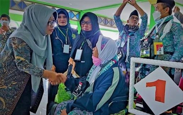 Bupati Tegal Umi Azizah nyalami wargane sing balik kaji nang asrama haji Donohudan, Boyolali Jawa Tengah, Juli 2022 lalu. (Dok. Humas Pemkab. Tegal)