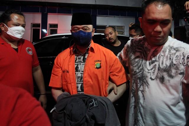 Tersangka kasus peredaran narkoba Irjen Pol Teddy Minahasa berjalan menuju ruang tahanan usai menjalani pemeriksaan di Polda Metro Jaya, Jakarta, Selasa (25/10/2022). Foto: Reno Esnir/ANTARA FOTO