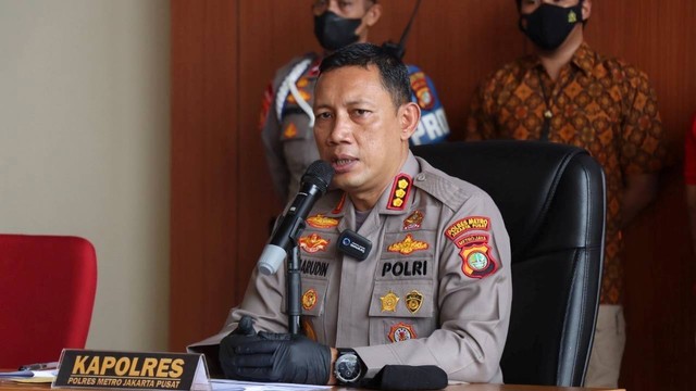 Kapolres Metro Jakarta Pusat Kombes Pol. Komarudin saat konferensi pers kasus penipuan di kantornya, Jumat (5/8/2022). Foto: Polres Metro Jakarta Pusat