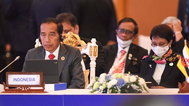 Presiden Joko Widodo (kiri) didampingi Menteri Luar Negeri Retno Marsudi (kanan) menghadiri Konferensi Tingkat Tinggi (KTT) ASEAN - PBB dalam rangkaian KTT ASEAN 2022 di Hotel Sokha, Phnom Penh, Kamboja, Jumat (11/11/2022). Foto: Hafidz Mubarak A/ANTARA FOTO