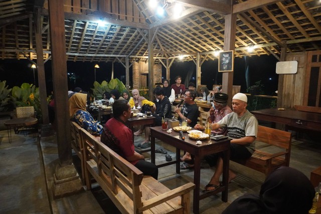 Suasana diskusi ngopi bareng antara UMY, ISI YK, dan Kelurahan Banyurejo. Sumber Foto: Divisi Media/ Pribadi.