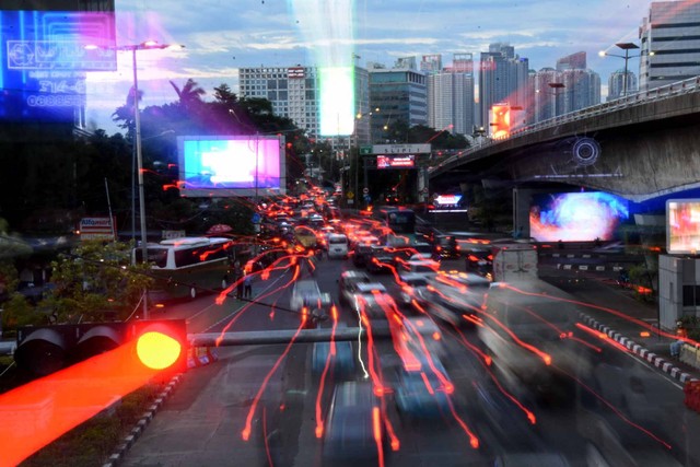 Sejumlah kendaraan melintas di jalan Slipi, Jakarta, Jumat (11/11/2022).  Foto: ANTARA FOTO/Indrianto Eko Suwarso