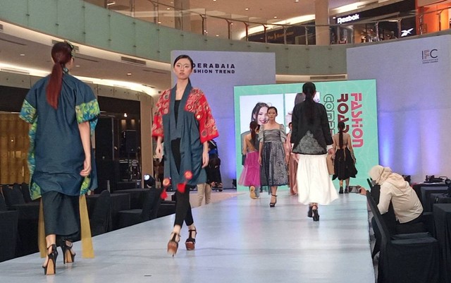 Deretan busana yang tampil di ajang Surabaya Fashion Trend 2022. Foto-foto: Masruroh/Basra