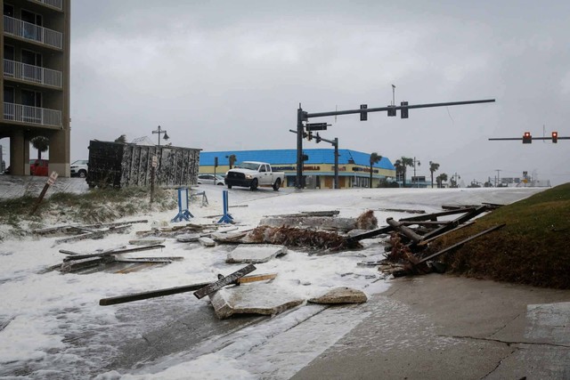 Puing-puing dan buih laut terlihat di akses pantai Dunlawton Blvd setelah Badai Nicole mendarat di pantai timur Florida, di Daytona Beach Shores, Florida, AS, 10 November 2022. Foto: Marco Bello/Reuters