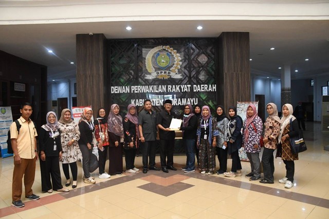 Yayasan selendang puan dan koalisi perempuan Indonesia (KPI) Indramayu melakukan audiensi dengan pimpinan DPRD Indramayu di gedung DPRD Indramayu pada Jumat (11/11/2022)