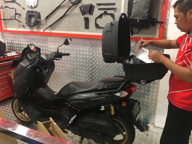 Ilustrasi pemasangan boks motor. Foto: Sena Pratama/kumparan