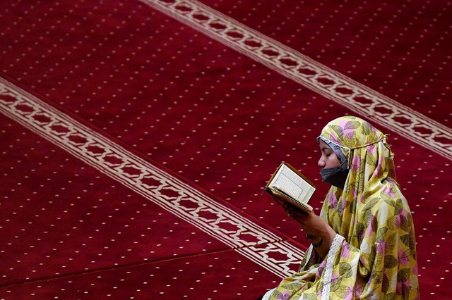 Umat Islam membaca Al-Quran saat iktikaf di Masjid Istiqlal Jakarta, Senin (25/4/2022). Foto: Wahyu Putro A/ANTARA FOTO.