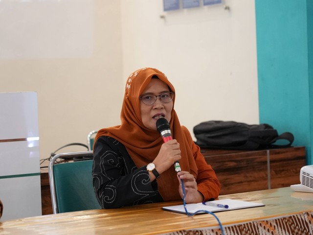 Wakil Rektor Bidang Akademik Unmuh Jember, Emy Kholifah R M,Si, saat menjelaskan kegiatan kewirausahaan di Unmuh Jember (Sumber : Humas Unmuh Jember).