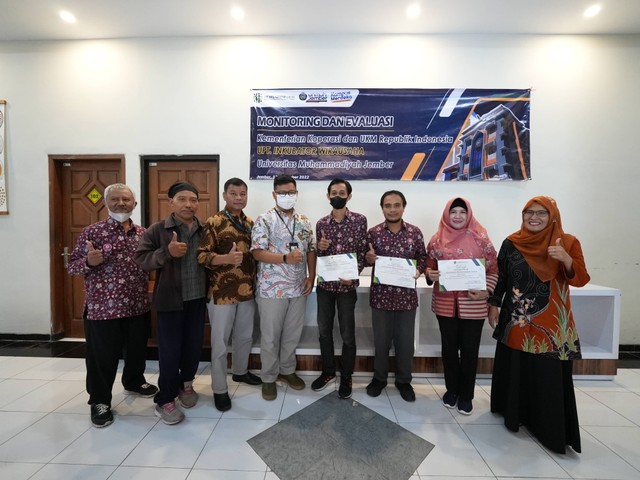 Sesi penyerahan sertifikat Peningkatan Kapasistas Pengelola Inkubator (Sumber Humas Unmuh Jember).