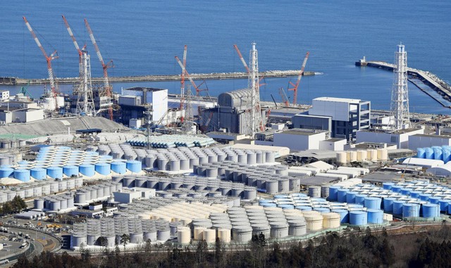 Tangki penyimpanan berwarna abu-abu, krem, dan biru berisi lebih dari 1,3 juta ton air radioaktif di PLTN Fukushima. (Dok: Kyodo News)