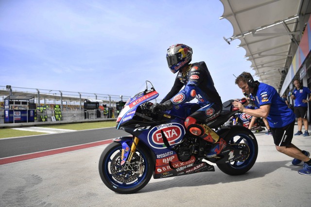 Pebalap Pata Yamaha With Brixx WorldSBK Toprak Razgatlioglu keluar dari paddock untuk sesi Latihan Bebas 3 (FP3) World Superbike 2022 di Pertamina Mandalika International Street Circuit, KEK Mandalika, Lombok Tengah, NTB, Sabtu (12/11/2022). Foto: Puspa Perwitasari/Antara Foto