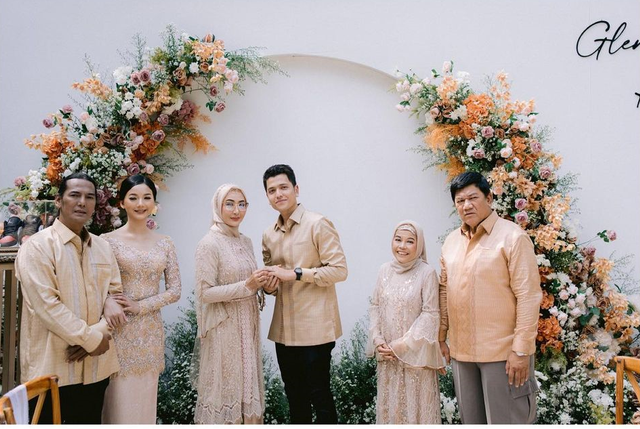 Momen pertunangan Rendi Jhon dengan Glenca Chysara. Foto: Instagram/glencachysaraofficial