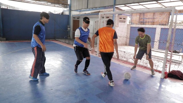 Sepak bola tunanetra disebut sebagai olahraga inklusif karena bisa juga dimainkan bersama dengan 'orang melek', yang menjaga gawang.