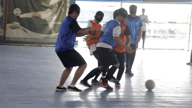 Sepak bola tunanetra memiliki aturan khusus di mana ukuran bolanya lebih kecil dari biasanya, dan memiliki bel di dalamnya.