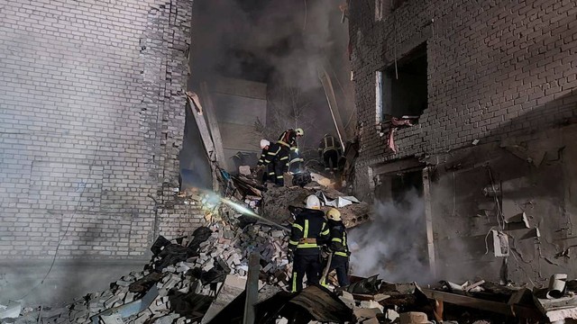 Tim penyelamat bekerja di lokasi bangunan tempat tinggal yang rusak parah akibat serangan rudal Rusia, di Mykolaiv, Ukraina, Jumat (11/11/2022). Foto: Layanan Darurat Negara Ukraina/Handout via REUTERS