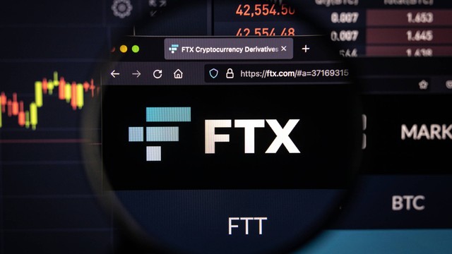 Ilustrasi platform pertukaran kripto FTX. Foto: Dennis Diatel/Shutterstock