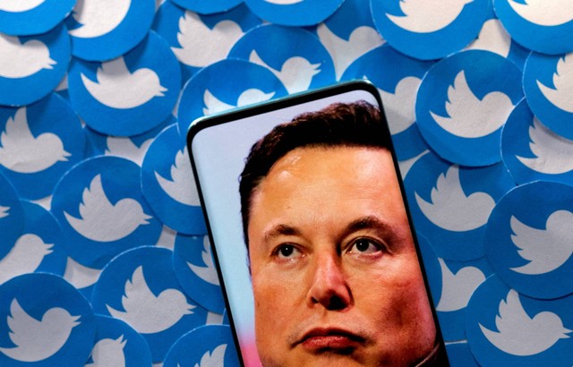 Gambar Elon Musk terlihat pada smartphone yang ditempatkan pada logo Twitter.
 Foto: Dado Ruvic/REUTERS