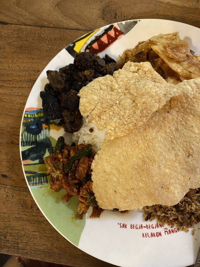 Penampakan Nasi Campur Paru Ketumbar di Warung Bu Ageng, Minggu (06/11). Dok : Foto Pribadi/Sherrina.