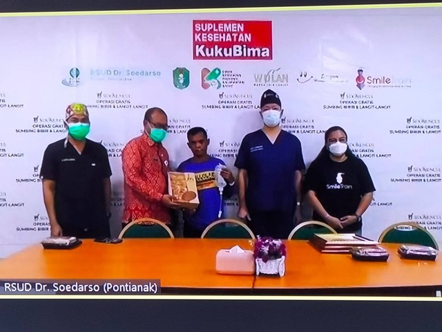 PT Industri Jamu dan Farmasi Sido Muncul Tbk (Sido Muncul), melalui produk unggulannya, Suplemen Kesehatan Kuku Bima Sido Muncul, menyelenggarakan Bansos Operasi Bibir Sumbing dan Langit-langi di RSUD Dr. Soedarso, Pontianak, Jumat (11/11). Foto: kumparan/Kartika Pamujiningtyas