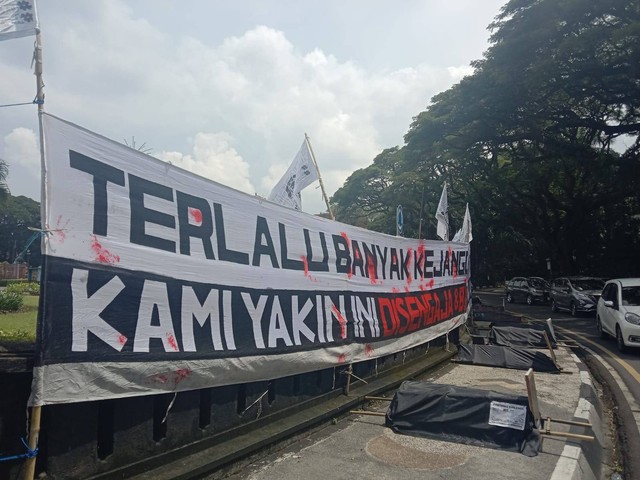 Keranda dan foto korban Tragedi Kanjuruhan yang ditata melingkar Alun Alun Tugu Kota Malang. foto/Tugumalang/M Sholeh