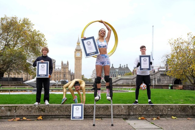 Pemegang Guinness World Records George Scholey, Liberty Barros, Mariam Olayiwola, dan Ben Nuttall berpose dengan sertifikat mereka di London, Inggris, Kamis (10/11/2022). Foto: Maja Smiejkowska/Reuters