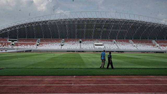 Pihak pengelola yang tengah melakukan sejumlah persiapan Stadion Jakabaring Palembang  Foto: abp/Urban Id