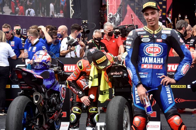 Pembalap tim Aruba.It Racing-Ducati Alvaro Bautista bersama pebalap tim Pata Yamaha With BRIXX Toprak Razgatlioglu usai menyelesaikan Race 1 WSBK Mandalika 2022 di Pertamina Mandalika International Street Circuit, Sabtu (12/11/2022). Foto: Puspa Perwitasari/ANTARA FOTO
