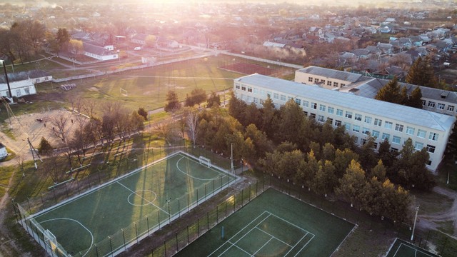 Ilustrasi Biaya Sekolah Tzu Chi School dan Daftar Sekolah dengan Harga Fantastis. (Foto: Maxim Ivanov | Unsplash.com)