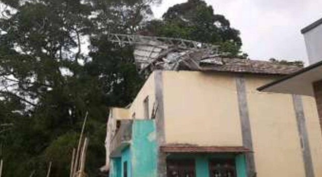 Musibah angin kencang merusak sejumlah bangunan milik warga di Kabupaten Kuningan, Jawa Barat. (Foto: BPBD Kuningan)