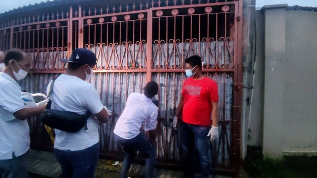 Olah TKP lanjutan di rumah keluarga Gunawan. Foto: Jonathan Devin/kumparan